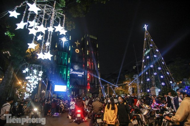 Các nhà thờ lớn ở Hà Nội lung linh trước đêm Giáng sinh - Ảnh 1.