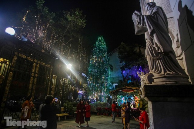 Các nhà thờ lớn ở Hà Nội lung linh trước đêm Giáng sinh - Ảnh 13.