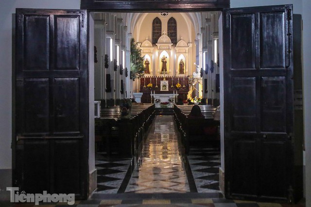 Các nhà thờ lớn ở Hà Nội lung linh trước đêm Giáng sinh - Ảnh 14.