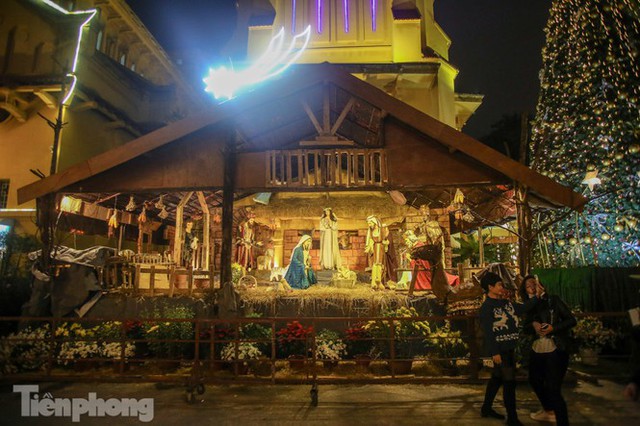 Các nhà thờ lớn ở Hà Nội lung linh trước đêm Giáng sinh - Ảnh 17.