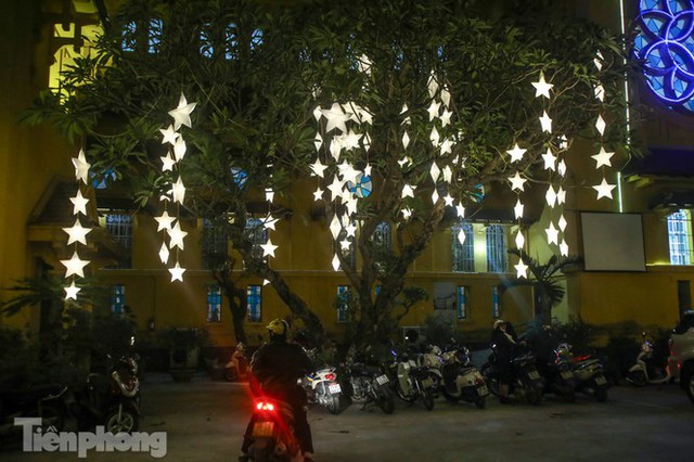 Các nhà thờ lớn ở Hà Nội lung linh trước đêm Giáng sinh - Ảnh 19.
