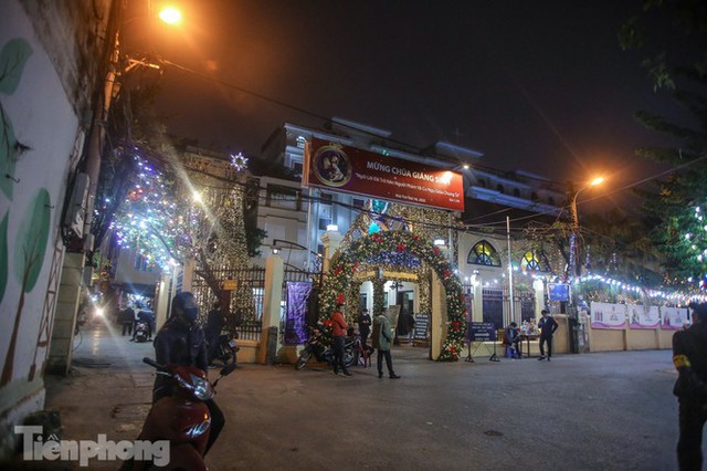Các nhà thờ lớn ở Hà Nội lung linh trước đêm Giáng sinh - Ảnh 20.