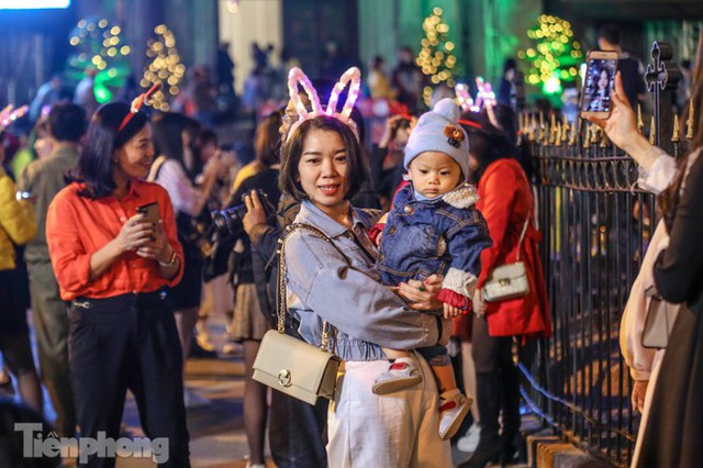 Các nhà thờ lớn ở Hà Nội lung linh trước đêm Giáng sinh - Ảnh 5.