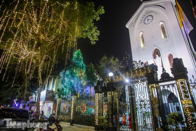Các nhà thờ lớn ở Hà Nội lung linh trước đêm Giáng sinh - Ảnh 8.