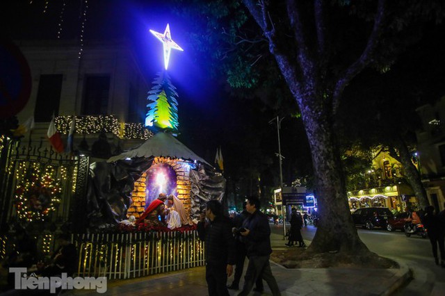 Các nhà thờ lớn ở Hà Nội lung linh trước đêm Giáng sinh - Ảnh 10.