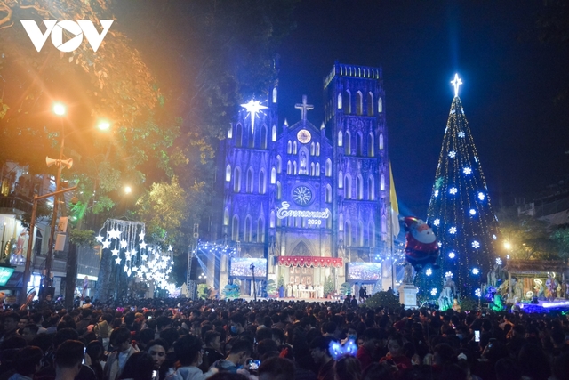 Biển người chen chân trước Nhà thờ Lớn Hà Nội trong đêm Giáng sinh - Ảnh 1.