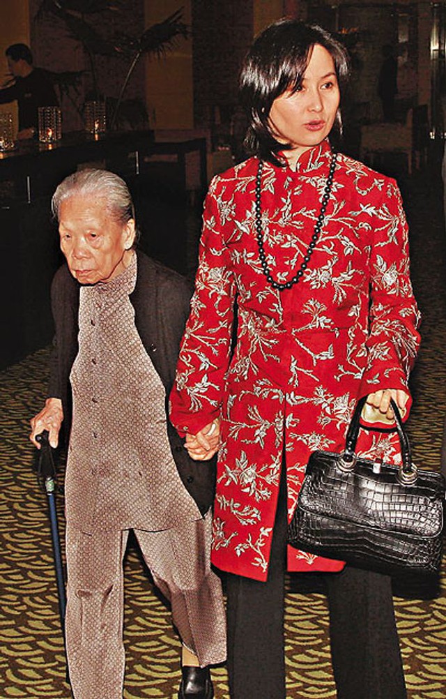 Bảo mẫu trong gia tộc Vua sòng bài Macau: Người may mắn trúng số gần 90 tỷ đồng, người được cô chủ yêu thương hơn mẹ ruột - Ảnh 3.