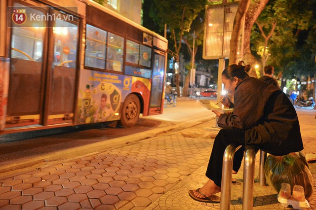 Cảm động những suất cơm 0 đồng trao tặng người vô gia cư giữa đêm đông giá rét ở Hà Nội - Ảnh 8.