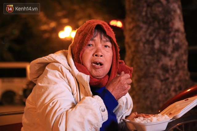 Cảm động những suất cơm 0 đồng trao tặng người vô gia cư giữa đêm đông giá rét ở Hà Nội - Ảnh 10. Cảm động những suất cơm 0 đồng trao tặng người vô gia cư giữa đêm đông giá rét ở Hà Nội - Ảnh 10.