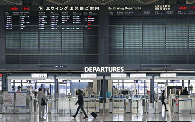 Nhật Bản sẽ cấm nhập cảnh đối với người nước ngoài từ tất cả các quốc gia từ ngày 28-12. Ảnh: Kyodo