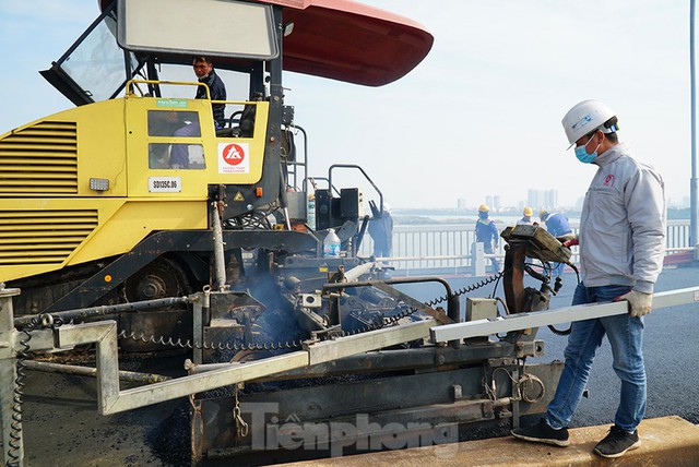 Cận cảnh đại công trường sửa chữa mặt cầu Thăng Long trước ngày thông xe - Ảnh 3.