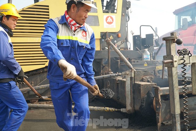 Cận cảnh đại công trường sửa chữa mặt cầu Thăng Long trước ngày thông xe - Ảnh 7.