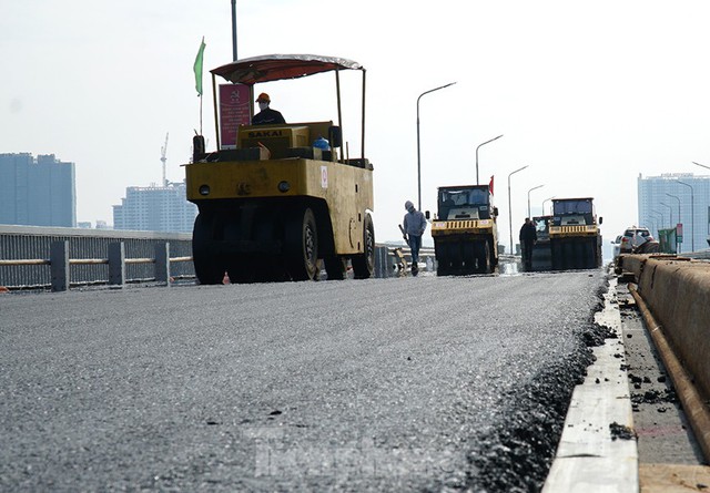 Cận cảnh đại công trường sửa chữa mặt cầu Thăng Long trước ngày thông xe - Ảnh 10.