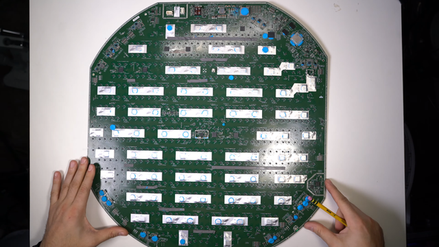 Mổ bụng chảo vệ tinh Đĩa Thị Mặt Mẹt của Starlink: toàn là chip do SpaceX tự sản xuất, có dàn ăng-ten tí hon hướng lên trời tự động dò vệ tinh để bắt sóng - Ảnh 18.