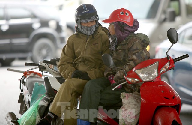 Người lao động ở Hà Nội mưu sinh trong đợt rét mạnh nhất từ đầu mùa đông - Ảnh 4.