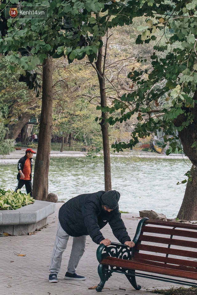 Không khí lạnh đặc biệt mạnh tràn về, người dân Hà Nội xuýt xoa: Hôm qua nắng rực rỡ, nay đã cảm nhận rõ cái lạnh rồi - Ảnh 6.