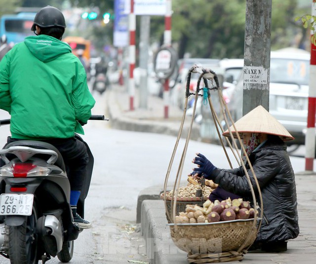 Người lao động ở Hà Nội mưu sinh trong đợt rét mạnh nhất từ đầu mùa đông - Ảnh 10.