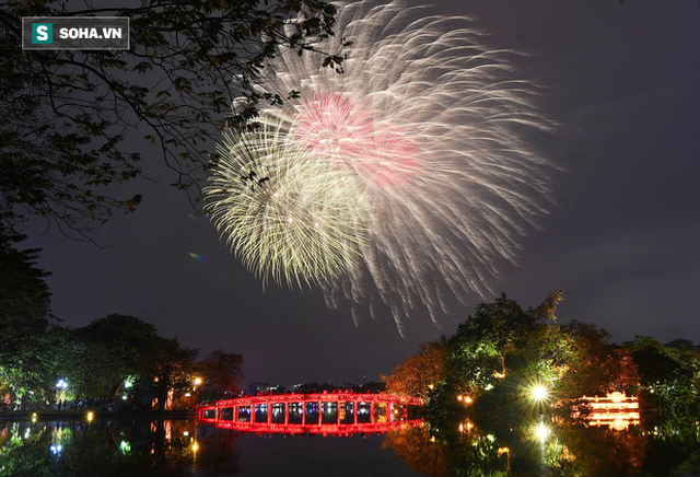  Chi 20 triệu đồng đặt chỗ xem pháo hoa Tết Dương lịch, có gì đặc biệt mà đắt phát sốt? - Ảnh 2.