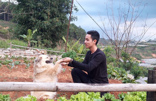 The boy who dropped out of studying abroad came back to Da Lat to build a lovely wooden house, farm and tell his own youth story - Photo 6.