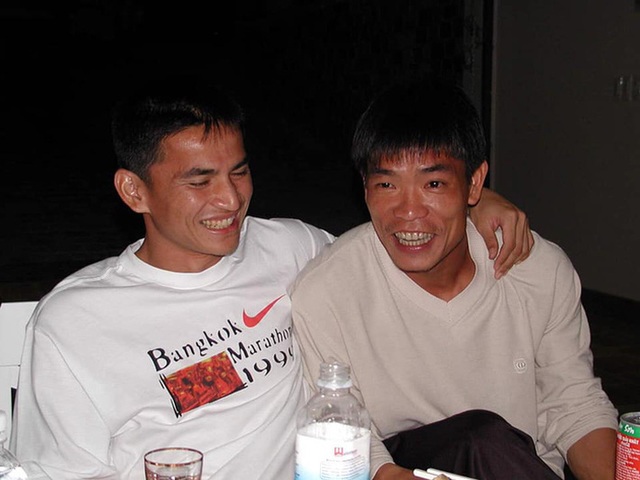  Phóng viên Thái Lan kể chuyện bầu Đức dạy Kiatisuk uống rượu kiểu Việt Nam - Ảnh 2.