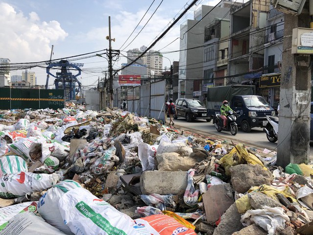 Hàng loạt bãi rác tự phát gây ô nhiễm đường phố Hà Nội - Ảnh 1.