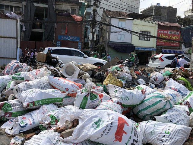 Hàng loạt bãi rác tự phát gây ô nhiễm đường phố Hà Nội - Ảnh 2.