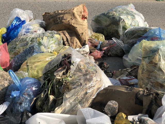 Hàng loạt bãi rác tự phát gây ô nhiễm đường phố Hà Nội - Ảnh 11.