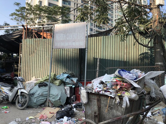 Hàng loạt bãi rác tự phát gây ô nhiễm đường phố Hà Nội - Ảnh 12.