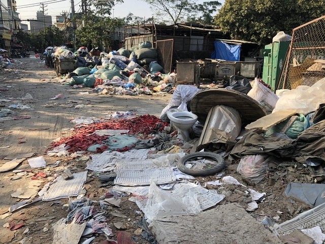Hàng loạt bãi rác tự phát gây ô nhiễm đường phố Hà Nội - Ảnh 13.