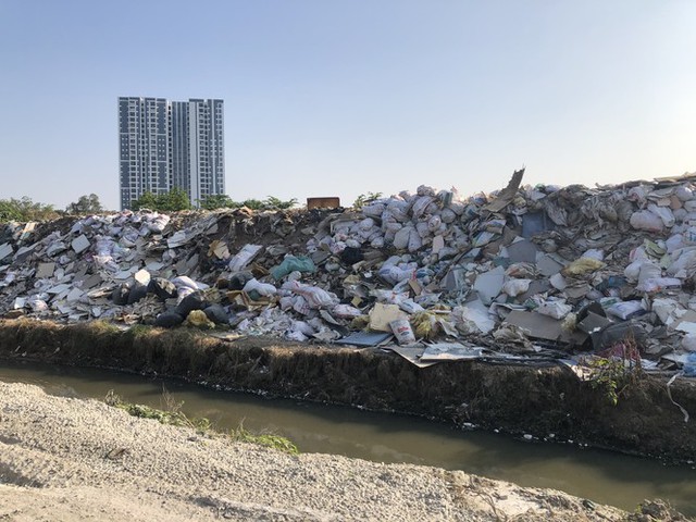 Hàng loạt bãi rác tự phát gây ô nhiễm đường phố Hà Nội - Ảnh 14.