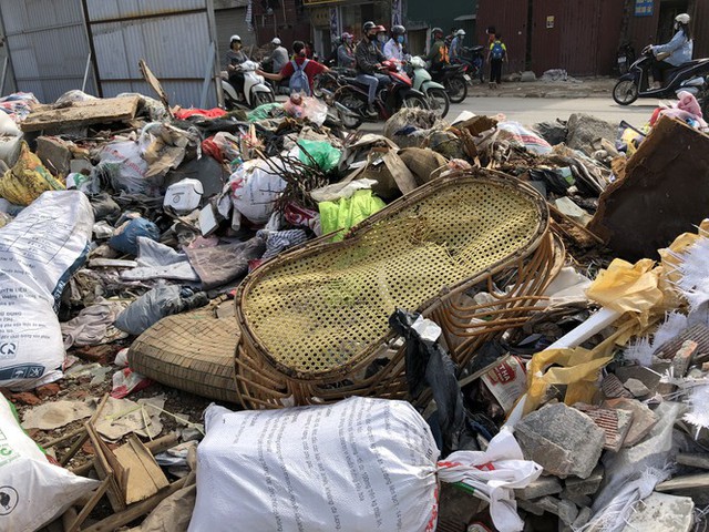 Hàng loạt bãi rác tự phát gây ô nhiễm đường phố Hà Nội - Ảnh 3.