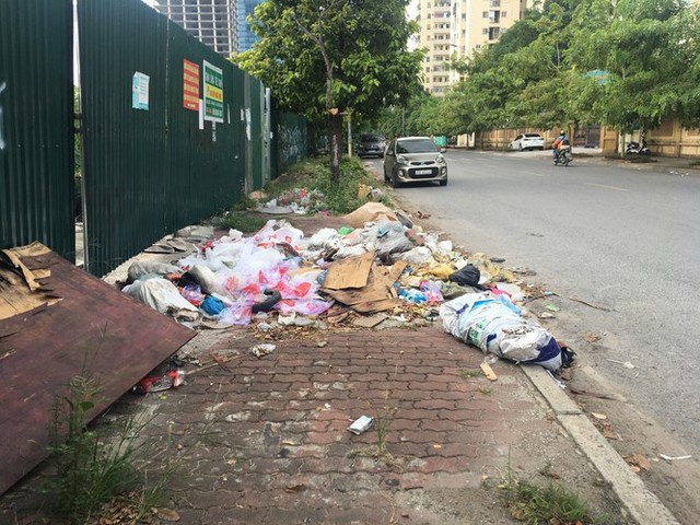Hàng loạt bãi rác tự phát gây ô nhiễm đường phố Hà Nội - Ảnh 4.
