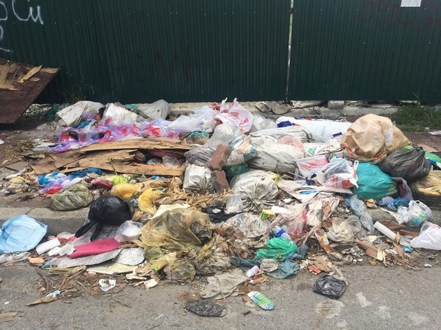 Hàng loạt bãi rác tự phát gây ô nhiễm đường phố Hà Nội - Ảnh 5.