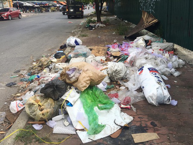 Hàng loạt bãi rác tự phát gây ô nhiễm đường phố Hà Nội - Ảnh 6.