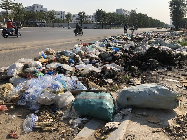 Hàng loạt bãi rác tự phát gây ô nhiễm đường phố Hà Nội - Ảnh 8.
