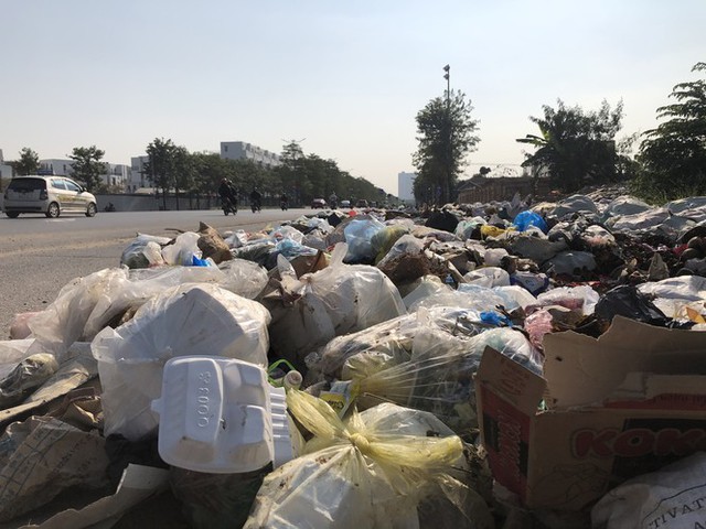 Hàng loạt bãi rác tự phát gây ô nhiễm đường phố Hà Nội - Ảnh 9.