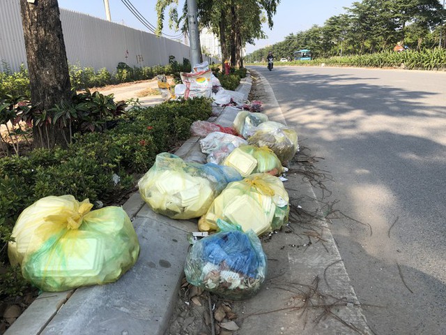 Hàng loạt bãi rác tự phát gây ô nhiễm đường phố Hà Nội - Ảnh 10.