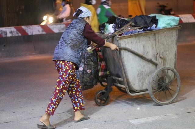 Người lao động nghèo vật lộn mưu sinh trong đêm giá rét ở Hà Nội - Ảnh 2.