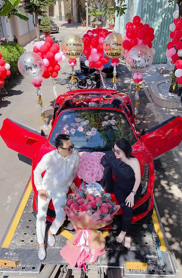  Đẳng cấp đại gia 1 năm tặng vợ 2 siêu xe: Một xe 60 tỷ, xe còn lại ở Việt Nam chưa ai có - Ảnh 2.