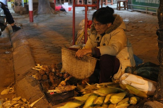 Người lao động nghèo vật lộn mưu sinh trong đêm giá rét ở Hà Nội - Ảnh 13.