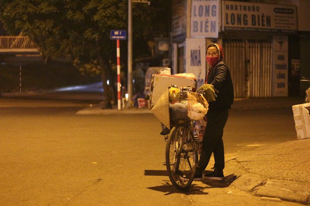 Người lao động nghèo vật lộn mưu sinh trong đêm giá rét ở Hà Nội - Ảnh 5.