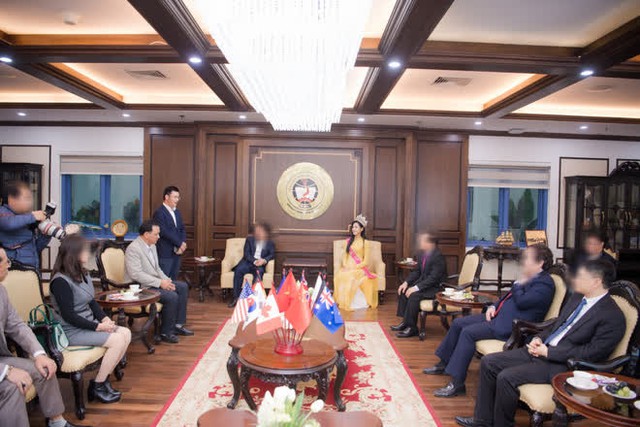 Hiệu trưởng ĐH Kinh tế Quốc dân giải thích về bức ảnh Hoa hậu Đỗ Hà bị chê trách vì ngồi khi thầy giáo đứng khúm núm - Ảnh 3.
