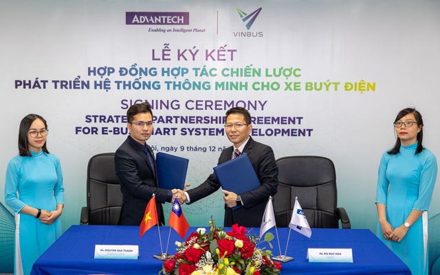 Ông Nguyễn Văn Thanh – Phó Tổng giám đốc VinBus (bên trái) và ông Đỗ Đức Hậu – Tổng giám đốc Advantech VN (bên phải) ký Hợp đồng hợp tác chiến lược phát triển hệ thống quản lý điều hành xe buýt thông minh