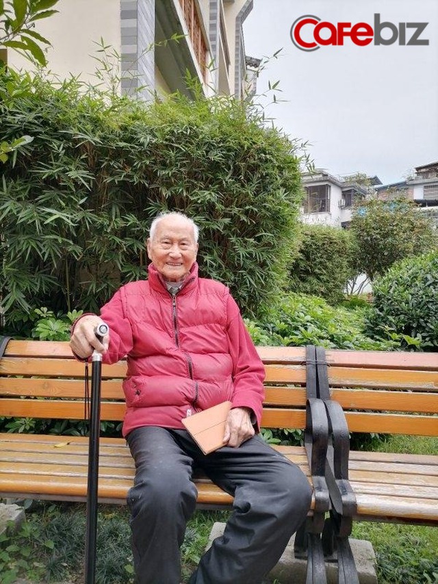 Ông lão 103 tuổi mỗi ngày đều lên mạng học và chia sẻ bí quyết vui vẻ sống lâu của mình là... điện thoại di động - Ảnh 1.