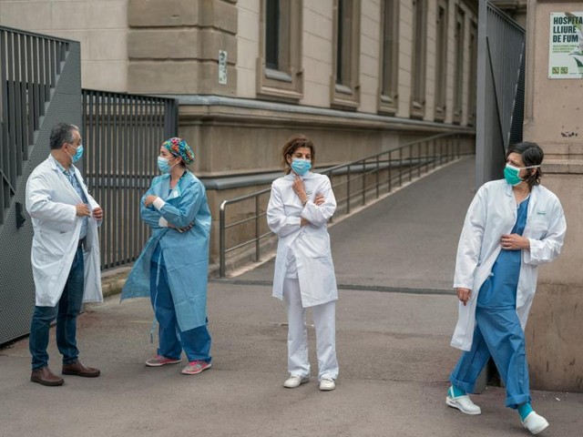  Đại dịch Covid-19 quật ngã hàng nghìn nhân viên y tế khắp châu Âu  - Ảnh 2.