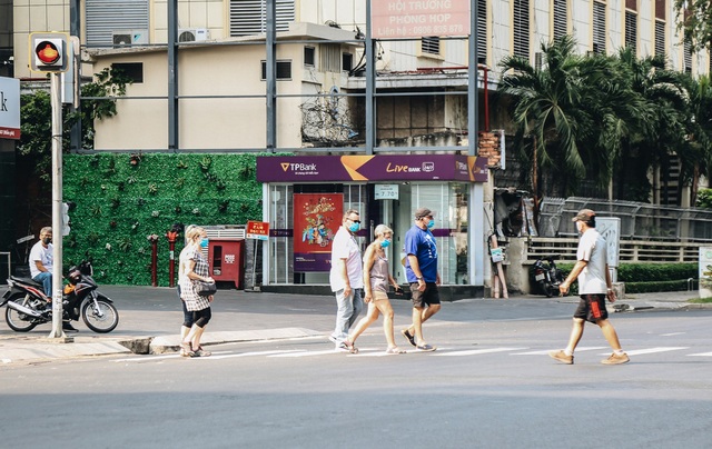 Ngày đầu áp dụng lệnh hạn chế di chuyển: Những điểm vui chơi ở Sài Gòn vắng hoe, chợ Bến Thành không một bóng du khách - Ảnh 14.