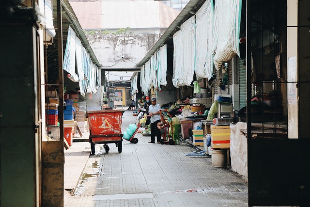 Ngày đầu áp dụng lệnh hạn chế di chuyển: Những điểm vui chơi ở Sài Gòn vắng hoe, chợ Bến Thành không một bóng du khách - Ảnh 18.