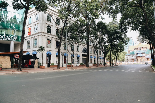 Ngày đầu áp dụng lệnh hạn chế di chuyển: Những điểm vui chơi ở Sài Gòn vắng hoe, chợ Bến Thành không một bóng du khách - Ảnh 5.