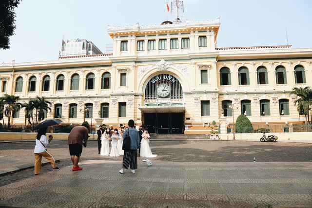 Ngày đầu áp dụng lệnh hạn chế di chuyển: Những điểm vui chơi ở Sài Gòn vắng hoe, chợ Bến Thành không một bóng du khách - Ảnh 10.