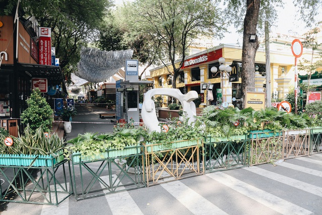 Ngày đầu áp dụng lệnh hạn chế di chuyển: Những điểm vui chơi ở Sài Gòn vắng hoe, chợ Bến Thành không một bóng du khách - Ảnh 11.